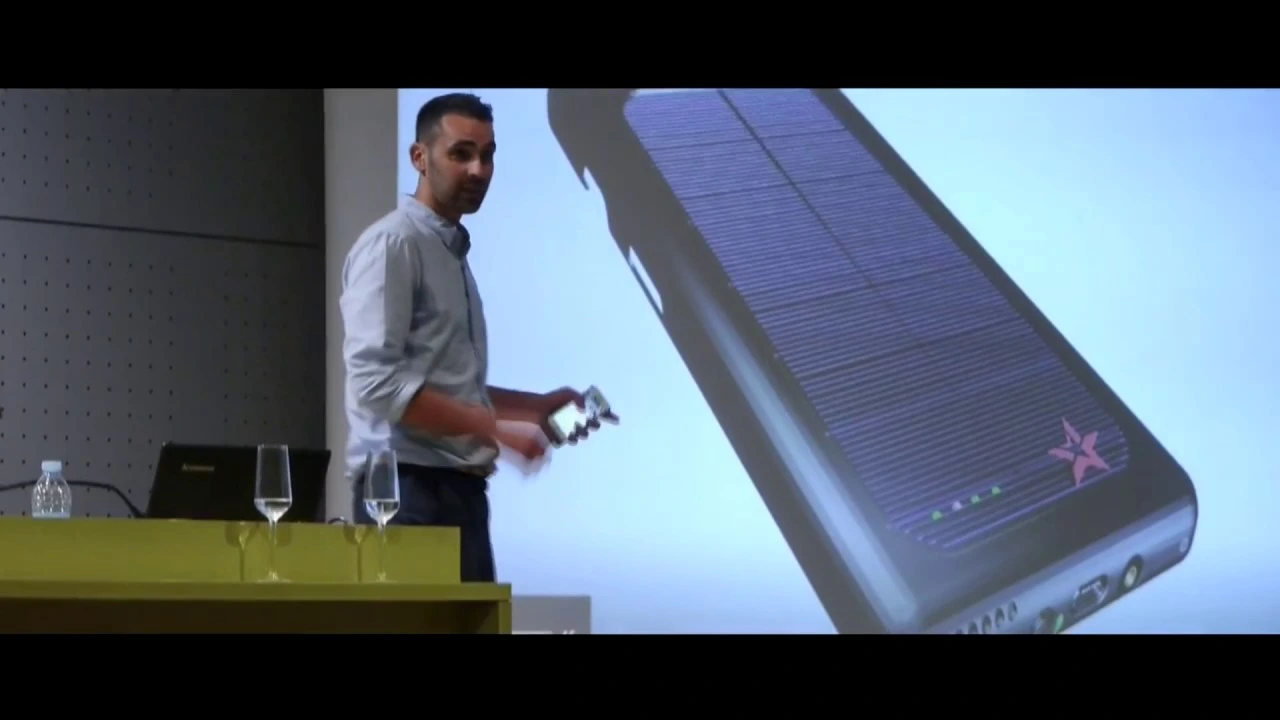 Diego Riveiro presenta el prototipo solar de STAR-TCASE en el auditorio de Vilagarcía de Arousa