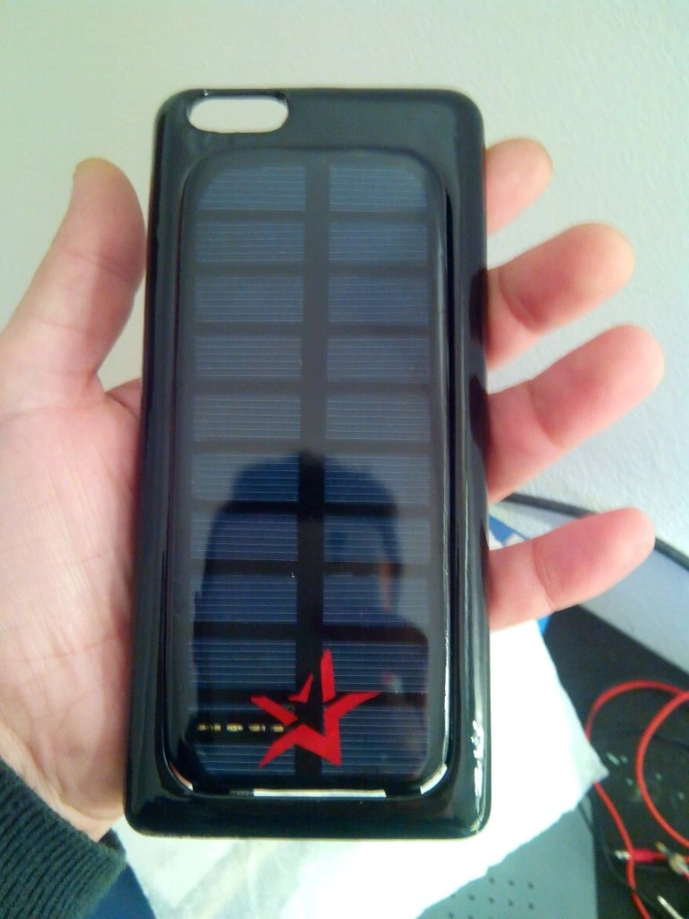 Detalle del prototipo de carcasa solar STAR-TCASE sostenido en una mano