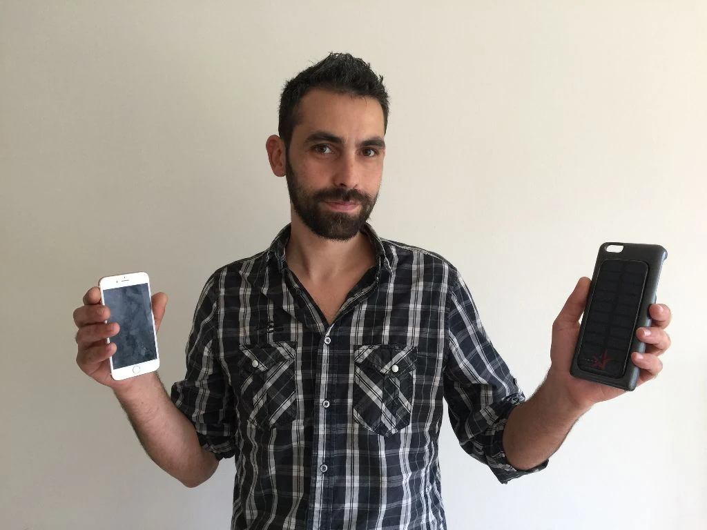 Diego Riveiro muestra un móvil y el prototipo de carcasa solar STAR-TCASE