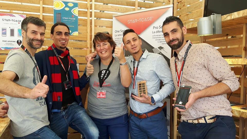 Visitantes y prototipos solares en el expositor de STAR-TCASE en Pont-Up Store
