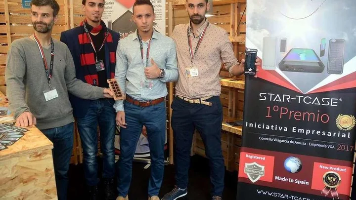 Fotografía de grupo junto al expositor STAR-TCASE de Pont-Up Store en 2017