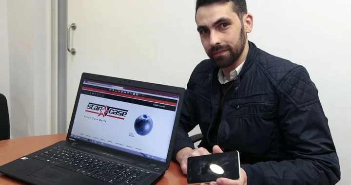 Diego Riveiro con el prototipo de carcasa solar en la noticia de La Voz de Galicia de 2016