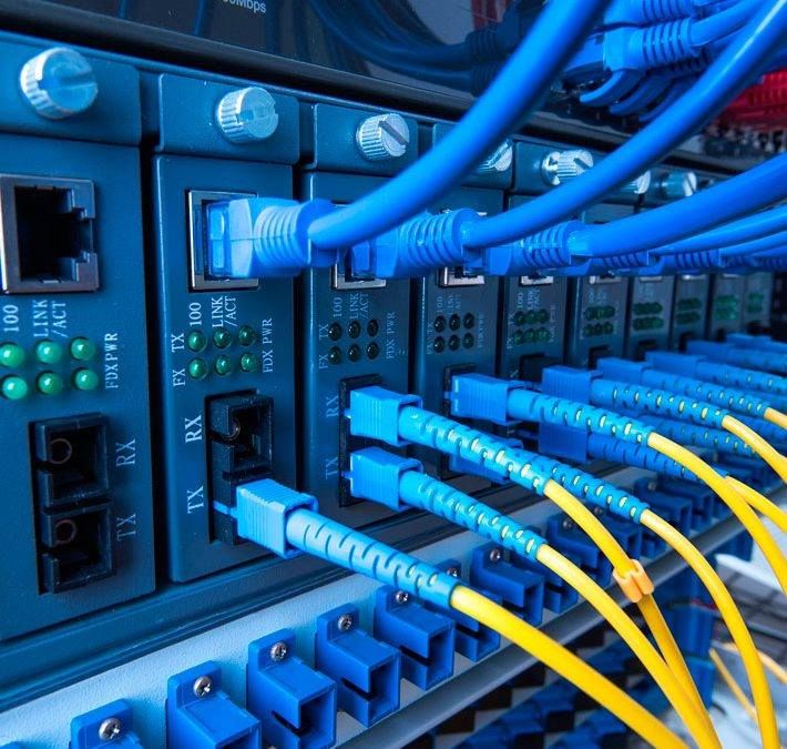 Conexiones de red y fibra óptica en equipos de telecomunicaciones