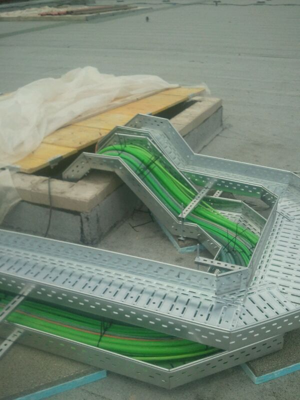 Bandejas y cableado con cambios de nivel en RÍO Shopping, Arroyo de la Encomienda, Valladolid
