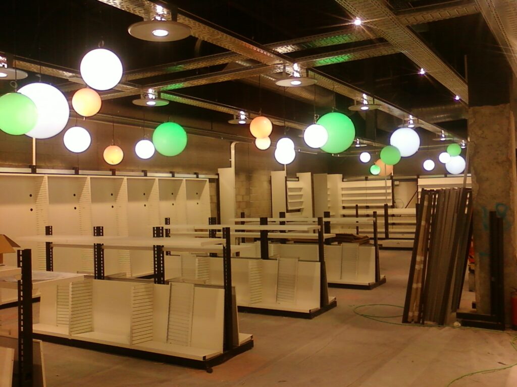 Instalación de iluminación comercial