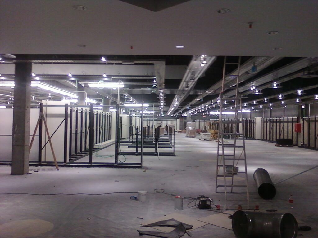 Local de FNAC en obra con instalaciones de techo y estructuras interiores