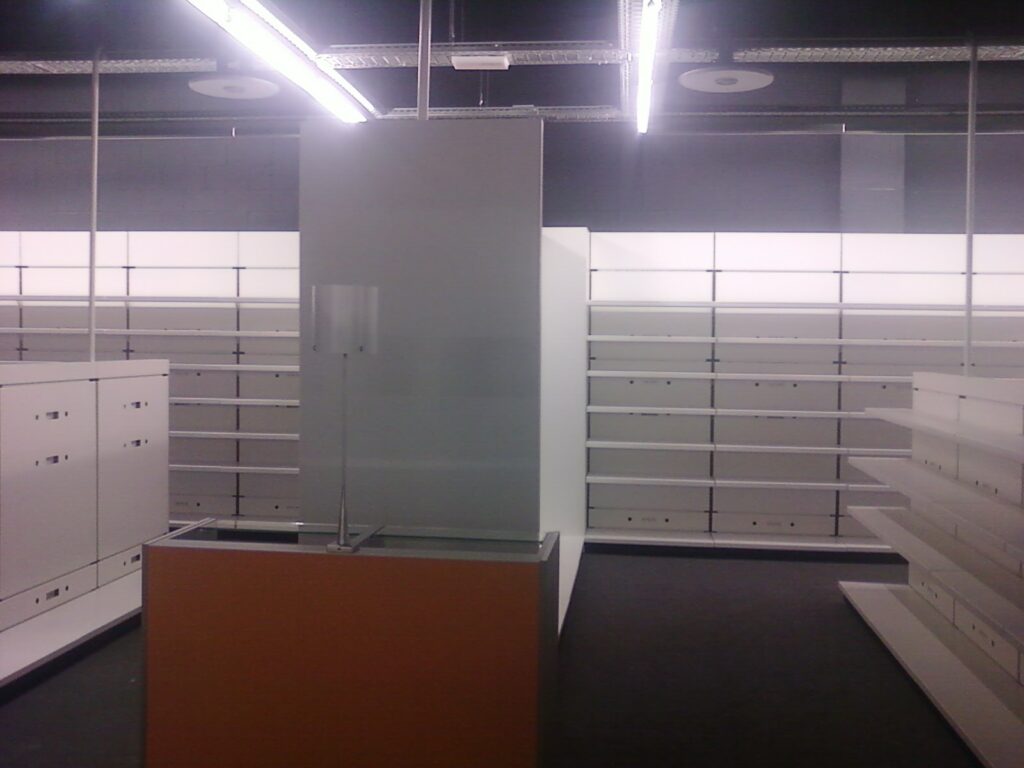Luminarias lineales sobre una zona de estanterías de un local comercial