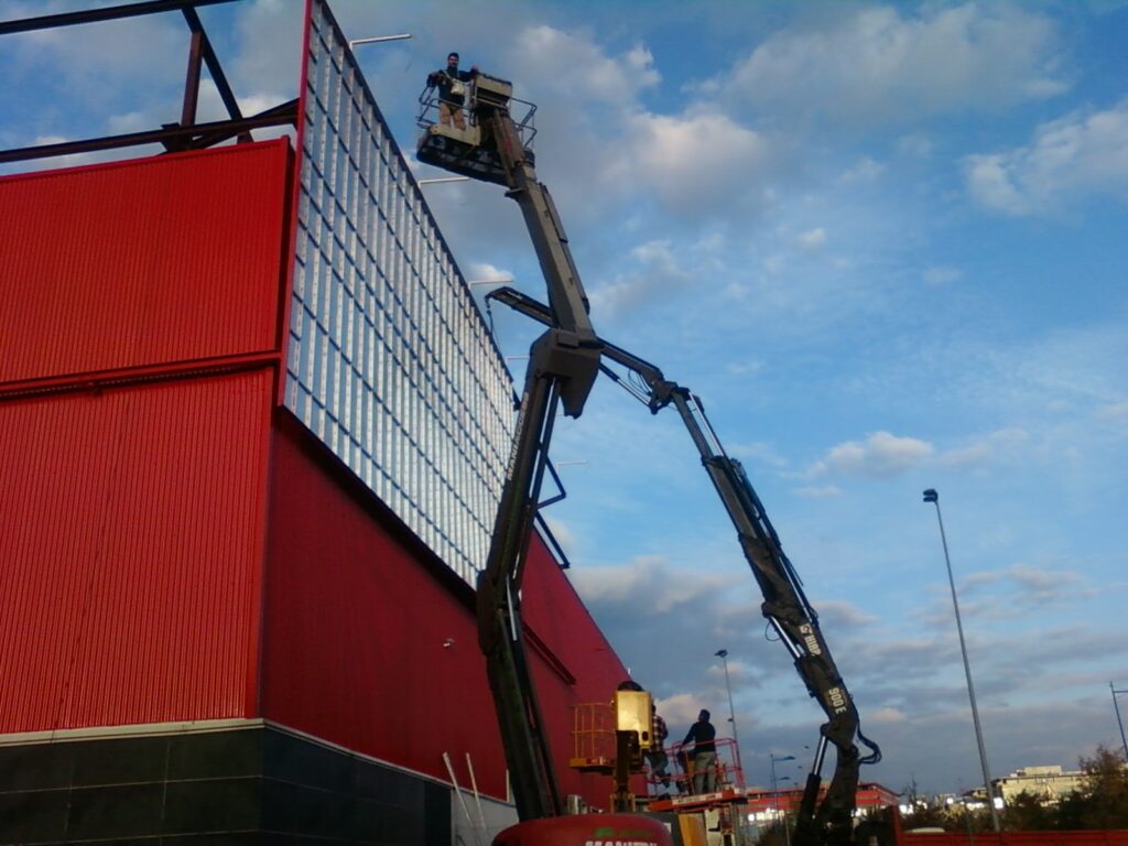 Plataforma elevadora junto a la fachada de Worten durante trabajos de iluminación