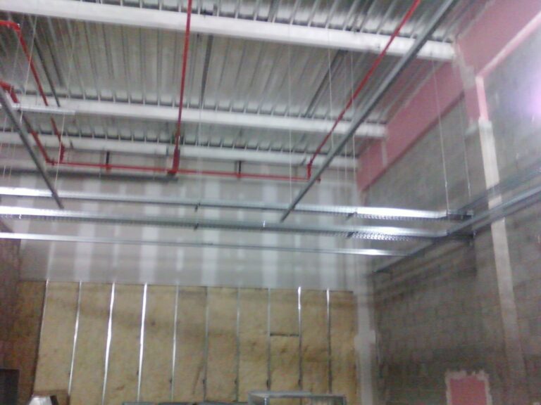 Bandejas eléctricas e iluminación en almacén comercial