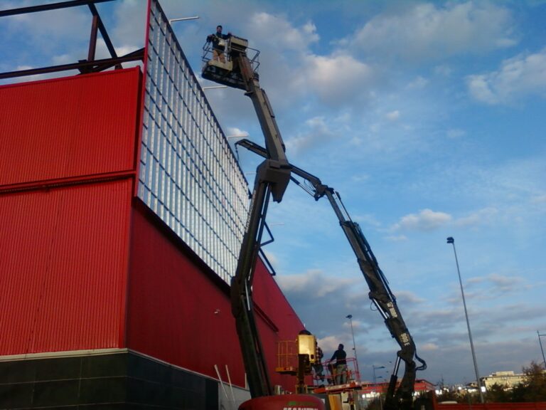 Proyector exterior instalado en fachada comercial
