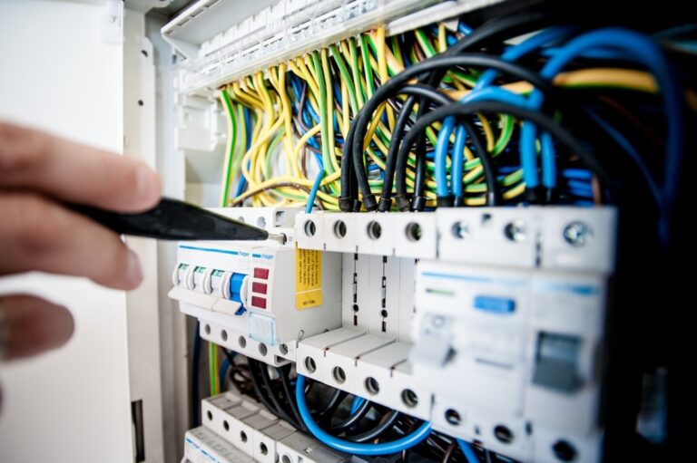 ¿El boletín eléctrico caduca? Qué significa que sea antiguo