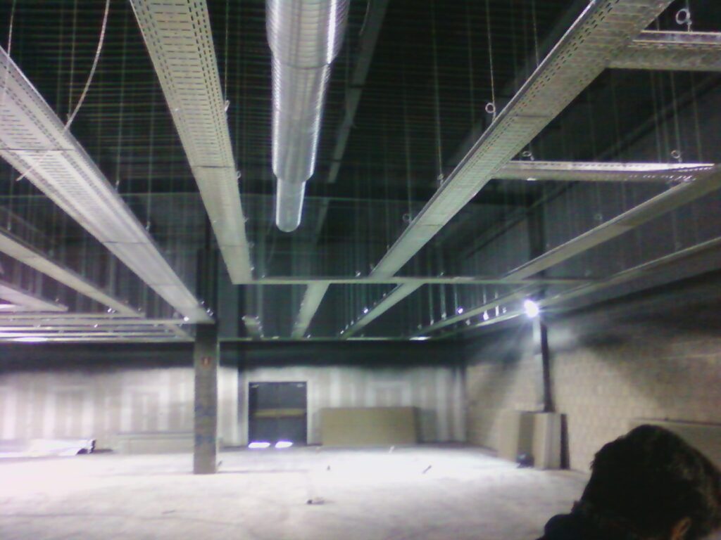 Canalizaciones e instalación eléctrica en techo comercial