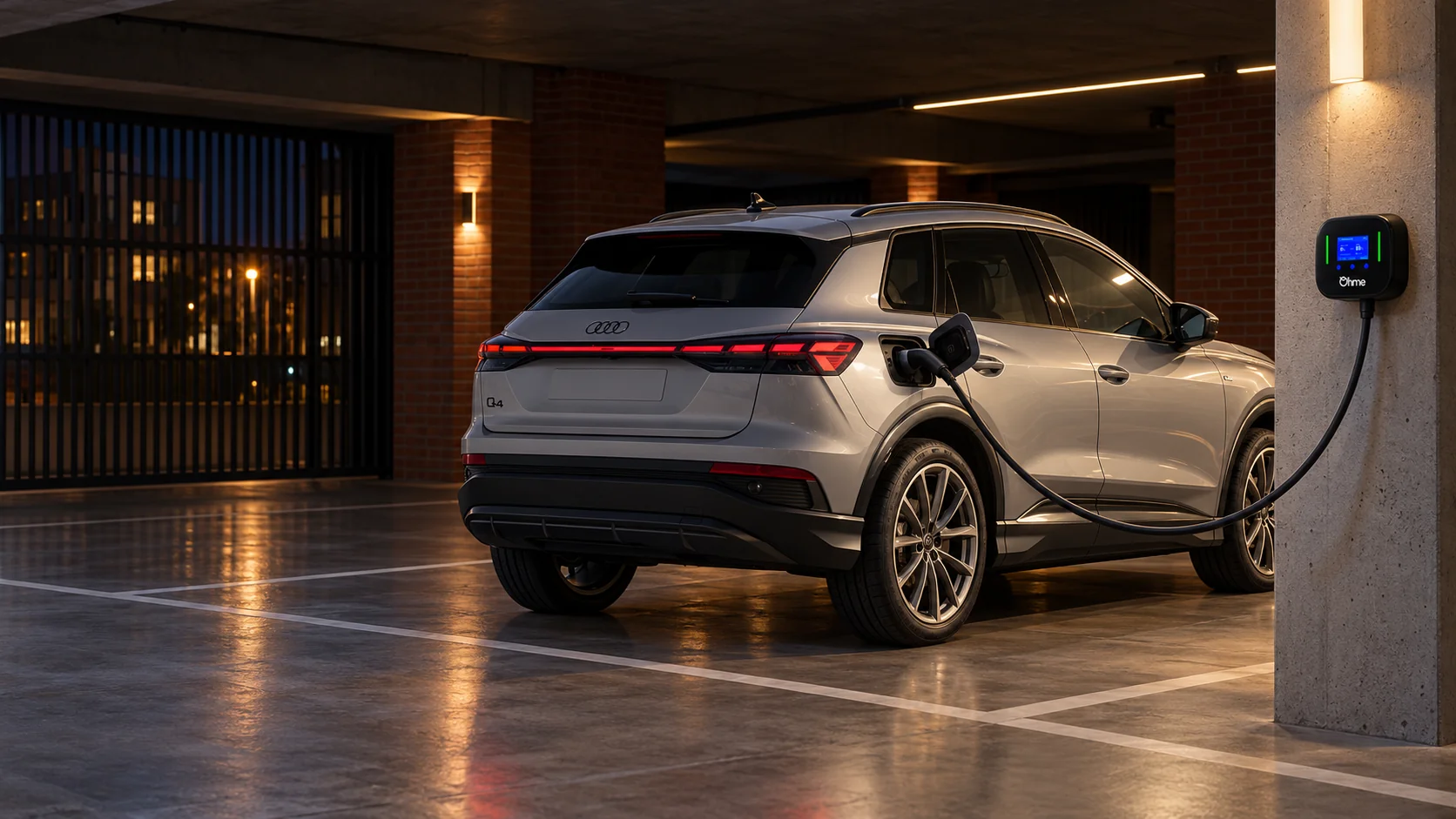 Imagen ilustrativa de un Audi Q4 e-tron plata conectado a un Ohme Home Pro en un garaje urbano nocturno, con el cable elevado