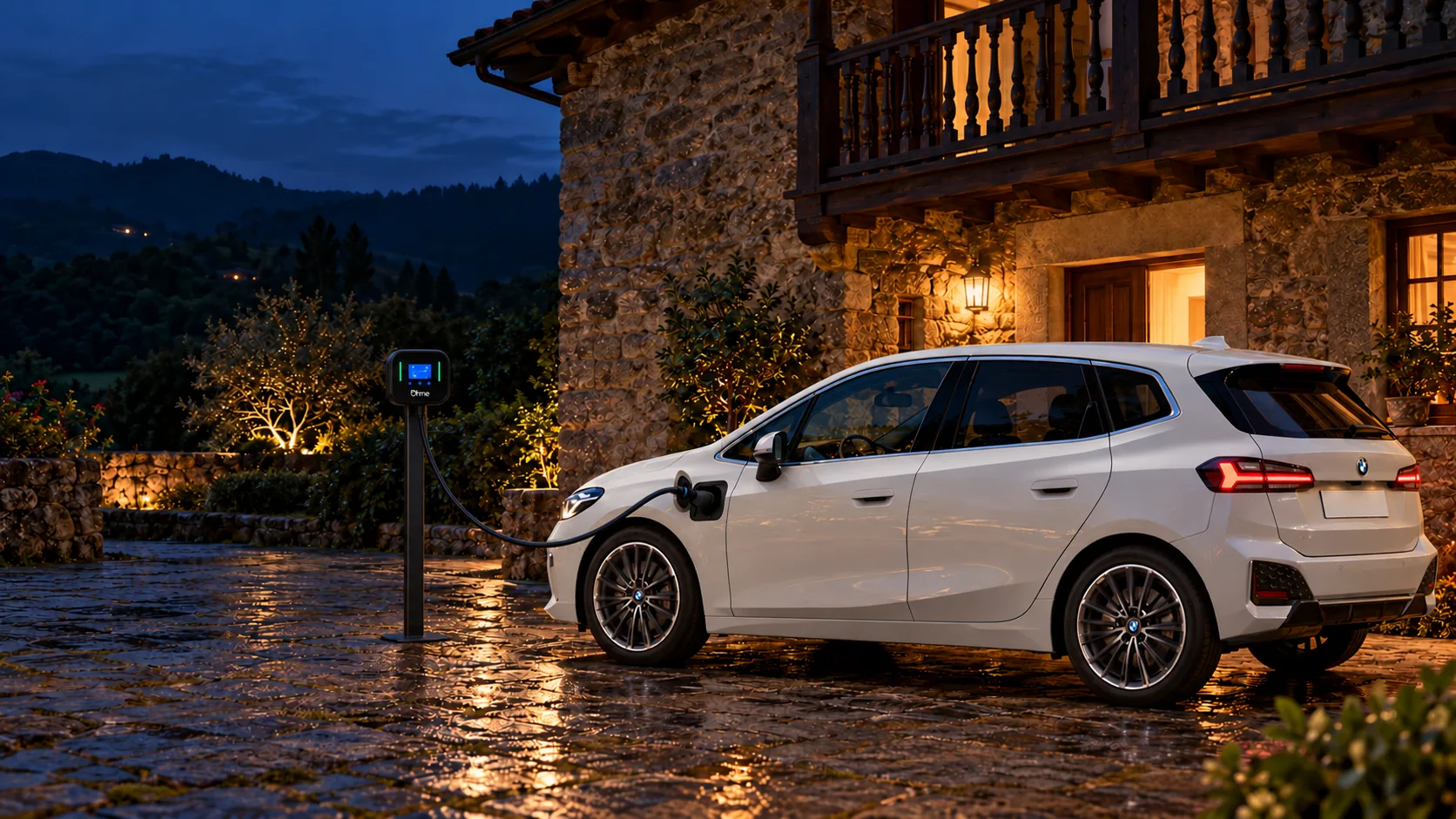 Imagen ilustrativa de un BMW 225e xDrive Active Tourer blanco conectado a un Ohme Home Pro junto a una casa rural, de noche y con el cable elevado