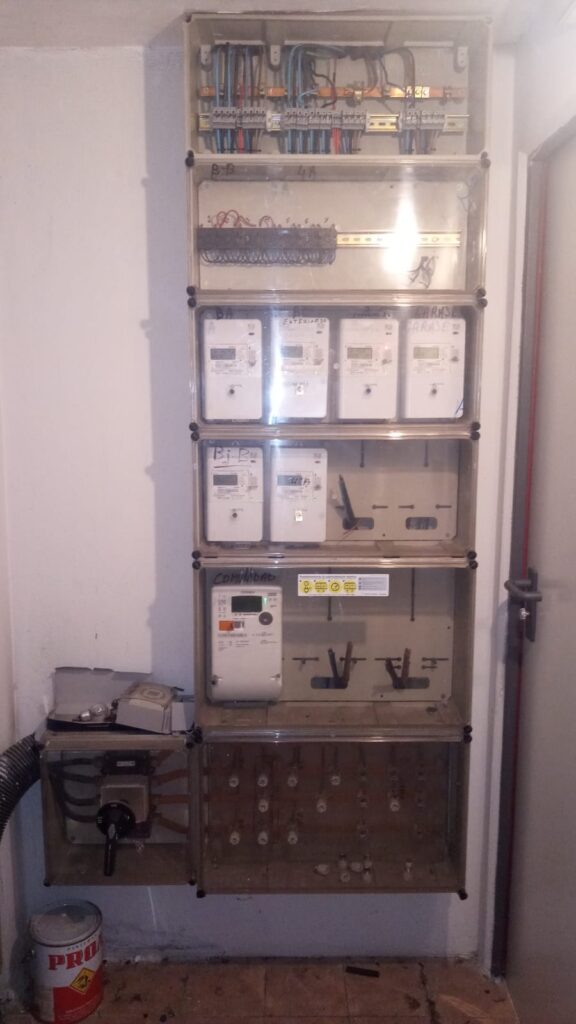 Centralización de contadores eléctricos con módulos de medida y canalizaciones