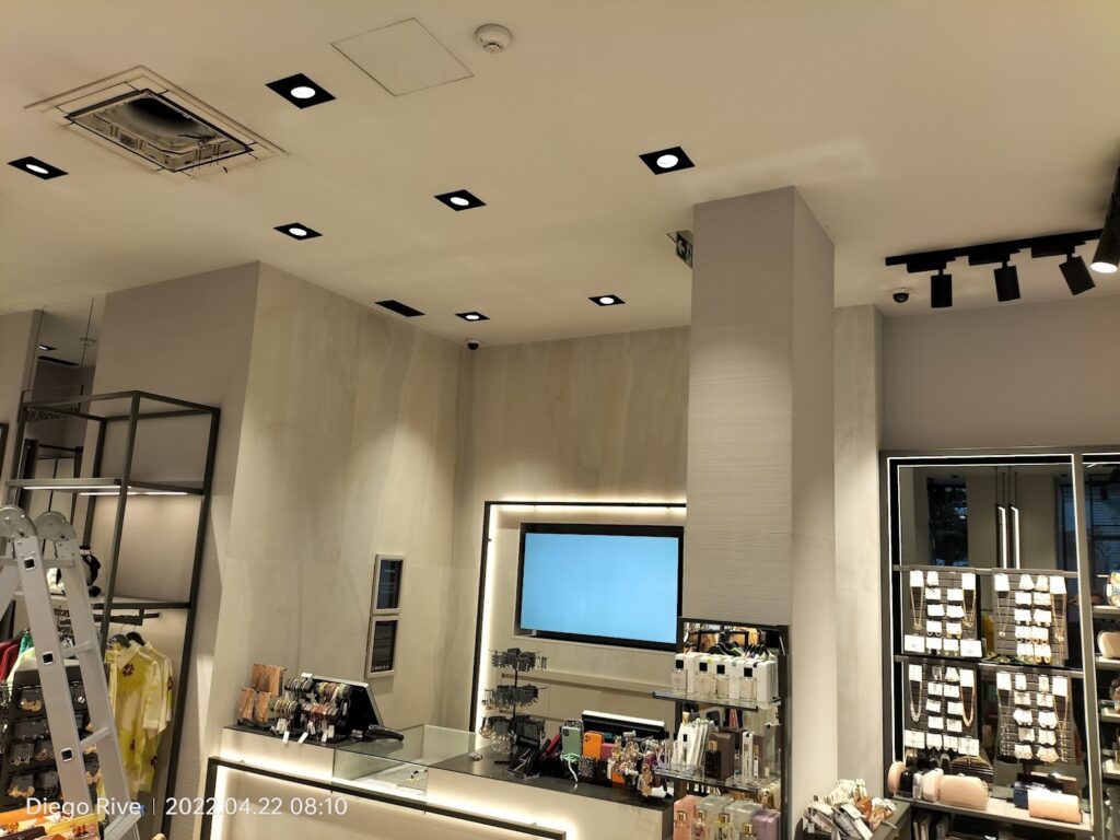 Unidades de aire acondicionado de techo y focos en un local comercial
