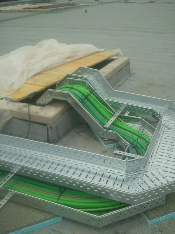 Detalle de bandejas metálicas con cambios de dirección y de altura para el recorrido del cableado