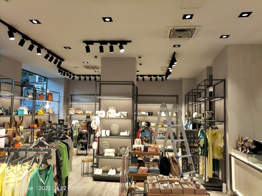 Aire acondicionado y alumbrado distribuidos sobre las zonas de venta de una tienda