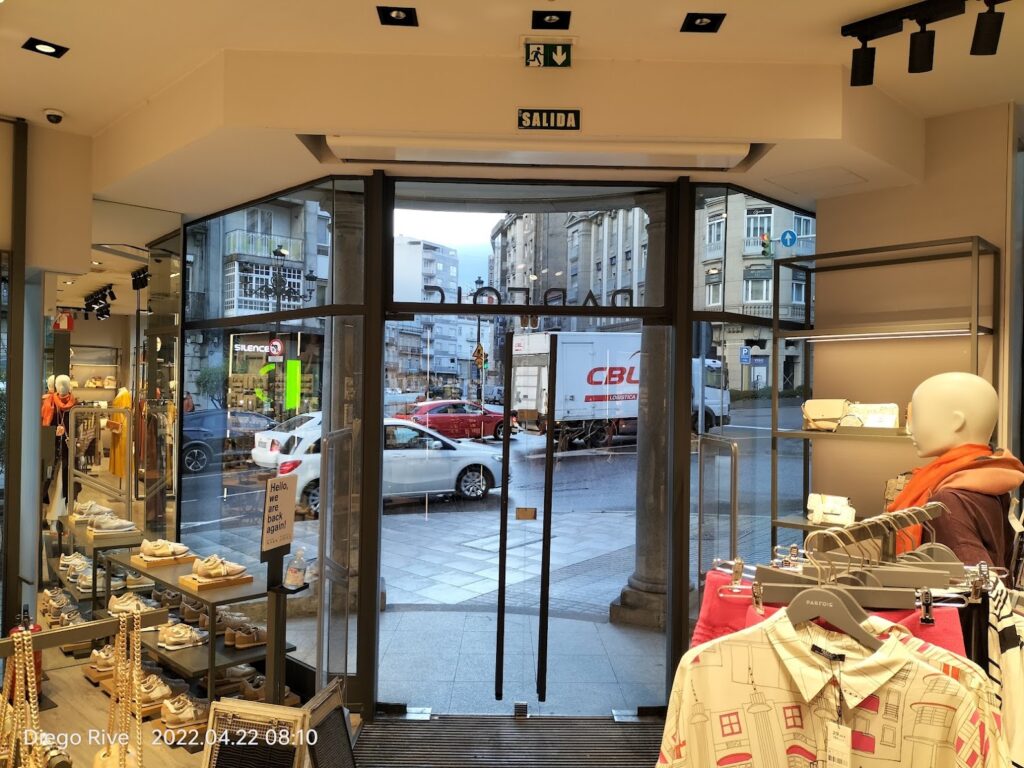 Vista del acceso y del interior de la tienda Parfois en Vigo