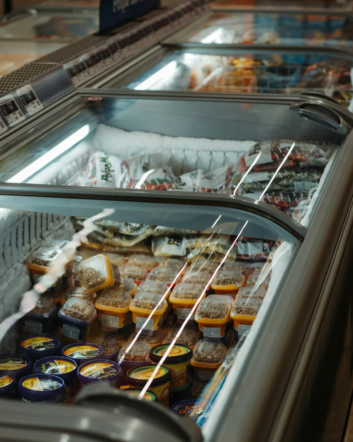 Arcones de congelados con tapas de cristal en un supermercado