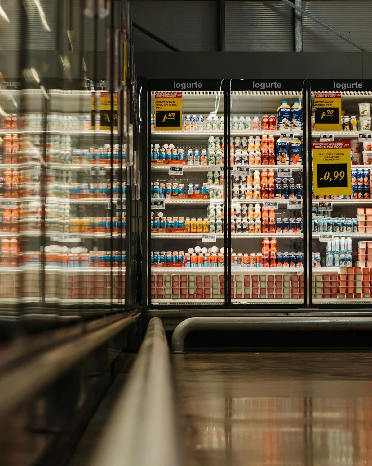 Lineal de productos refrigerados con puertas de cristal en un supermercado