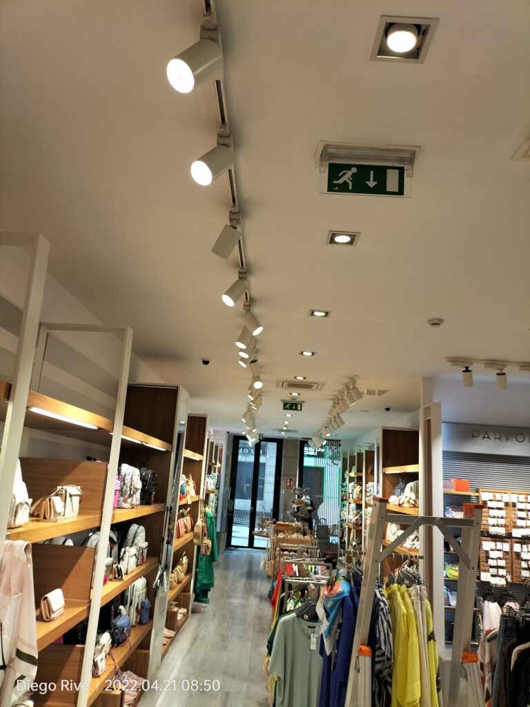 Focos y luminarias distribuidos a lo largo del techo de un local comercial