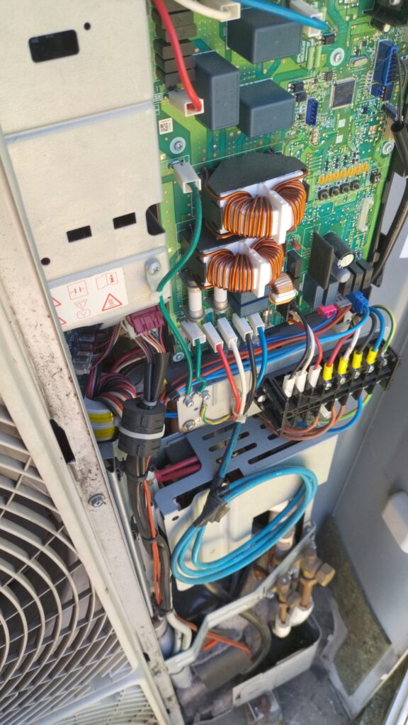 Placa de control, borneros y cableado de una unidad exterior de aire acondicionado